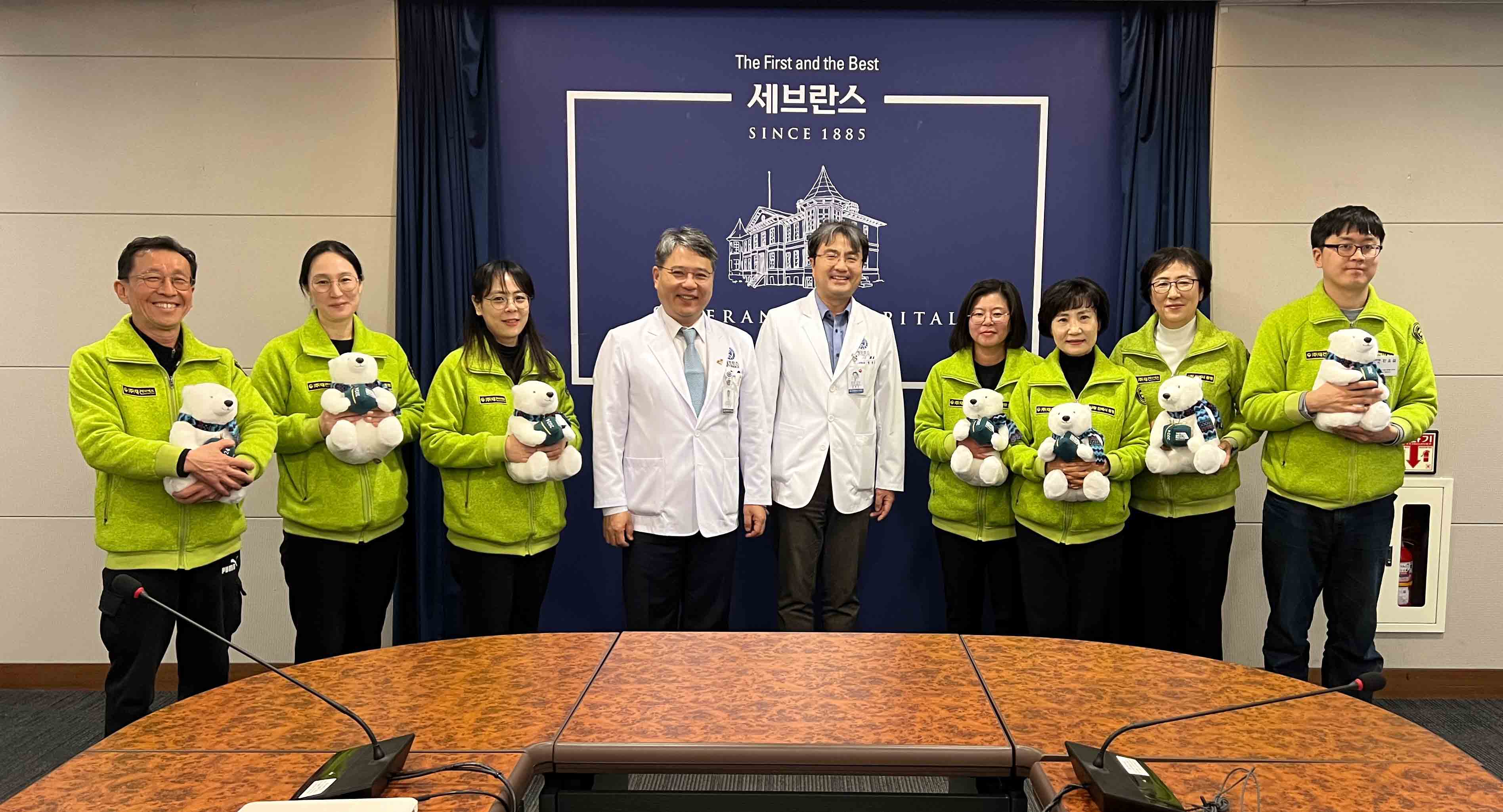 인형선물받은 단체사진